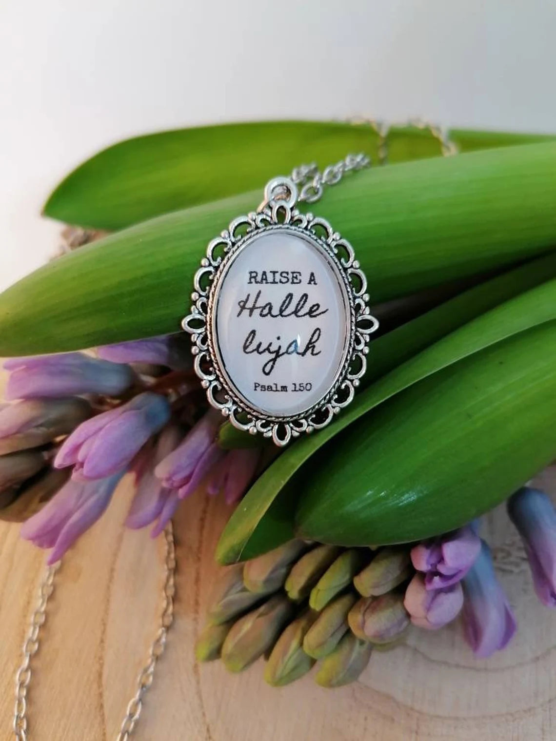 ARCHIV -Schmuck: Halskette - Raise a Hallelujah