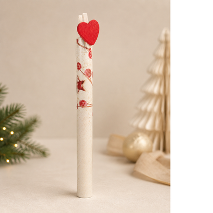 Gerollte Weihnachtsbotschaft mit Holz-Herzklammer
