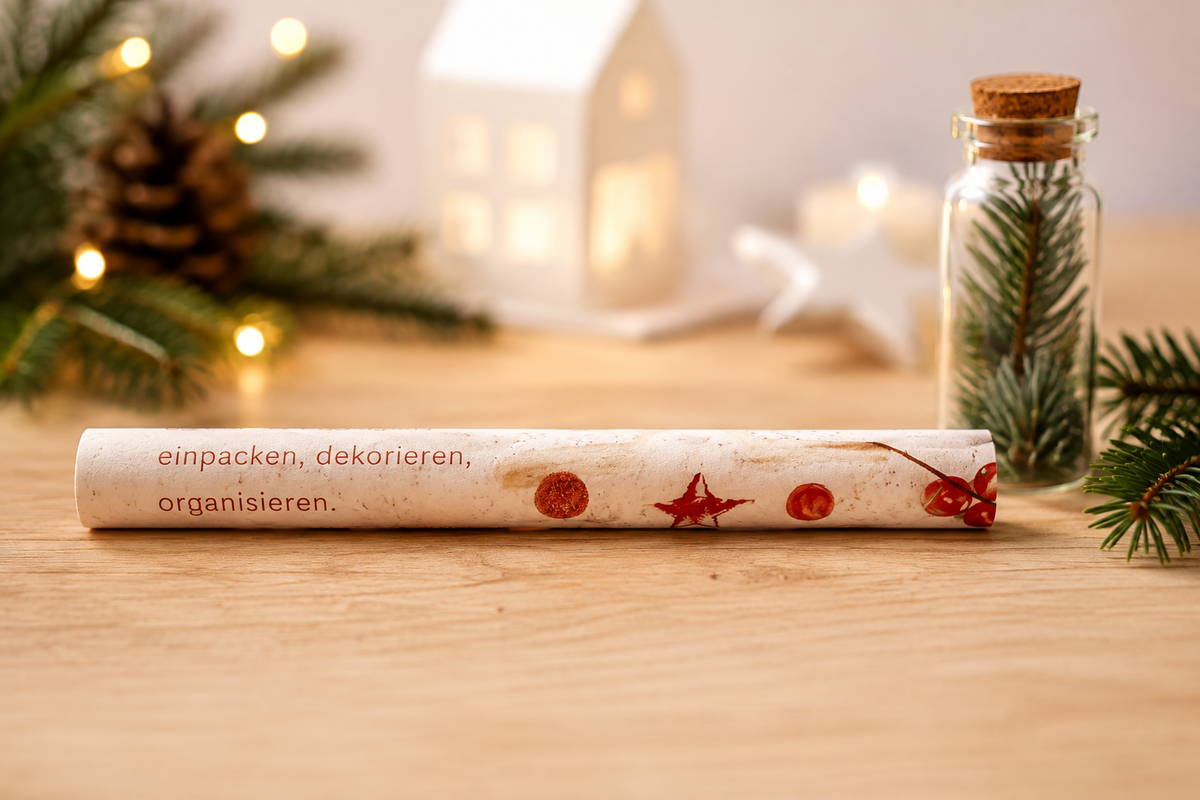 Gerollte Weihnachtsbotschaft mit Holz-Herzklammer