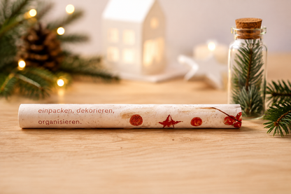 Gerollte Weihnachtsbotschaft mit Holz-Herzklammer