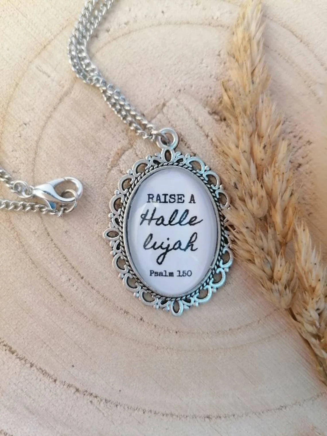 ARCHIV -Schmuck: Halskette - Raise a Hallelujah